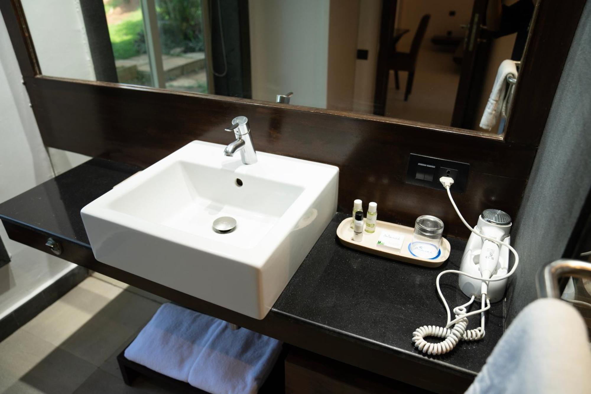 Regenta Beach House Resort, Goa บีนอลิม ภายนอก รูปภาพ