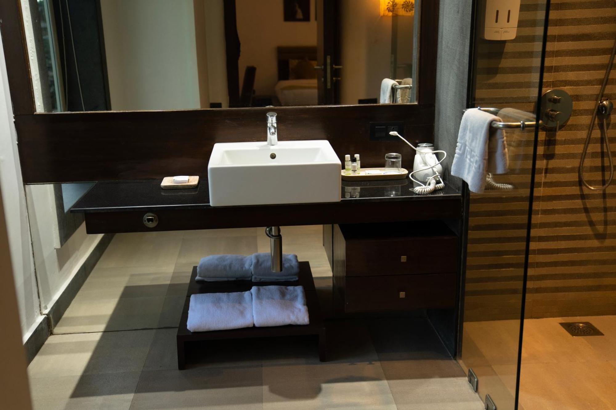 Regenta Beach House Resort, Goa บีนอลิม ภายนอก รูปภาพ